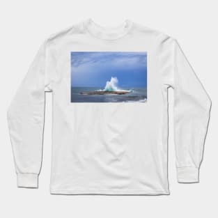 Waves crashing on rock big splash Long Sleeve T-Shirt